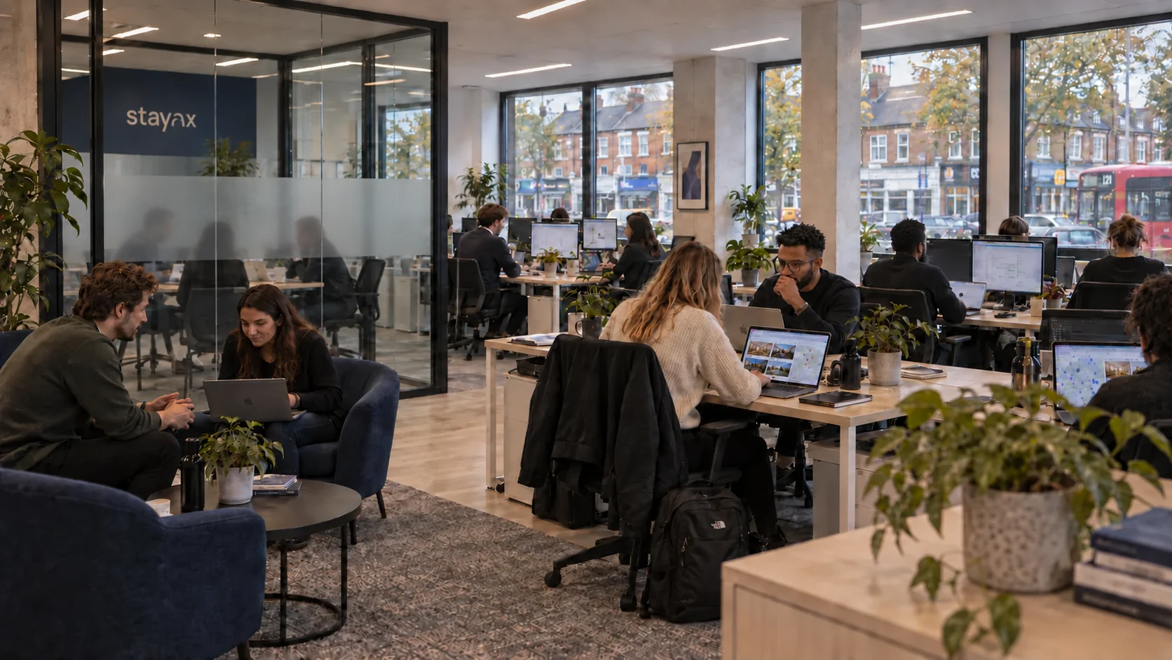 L’équipe Stayax au travail dans les bureaux paysagers de Londres