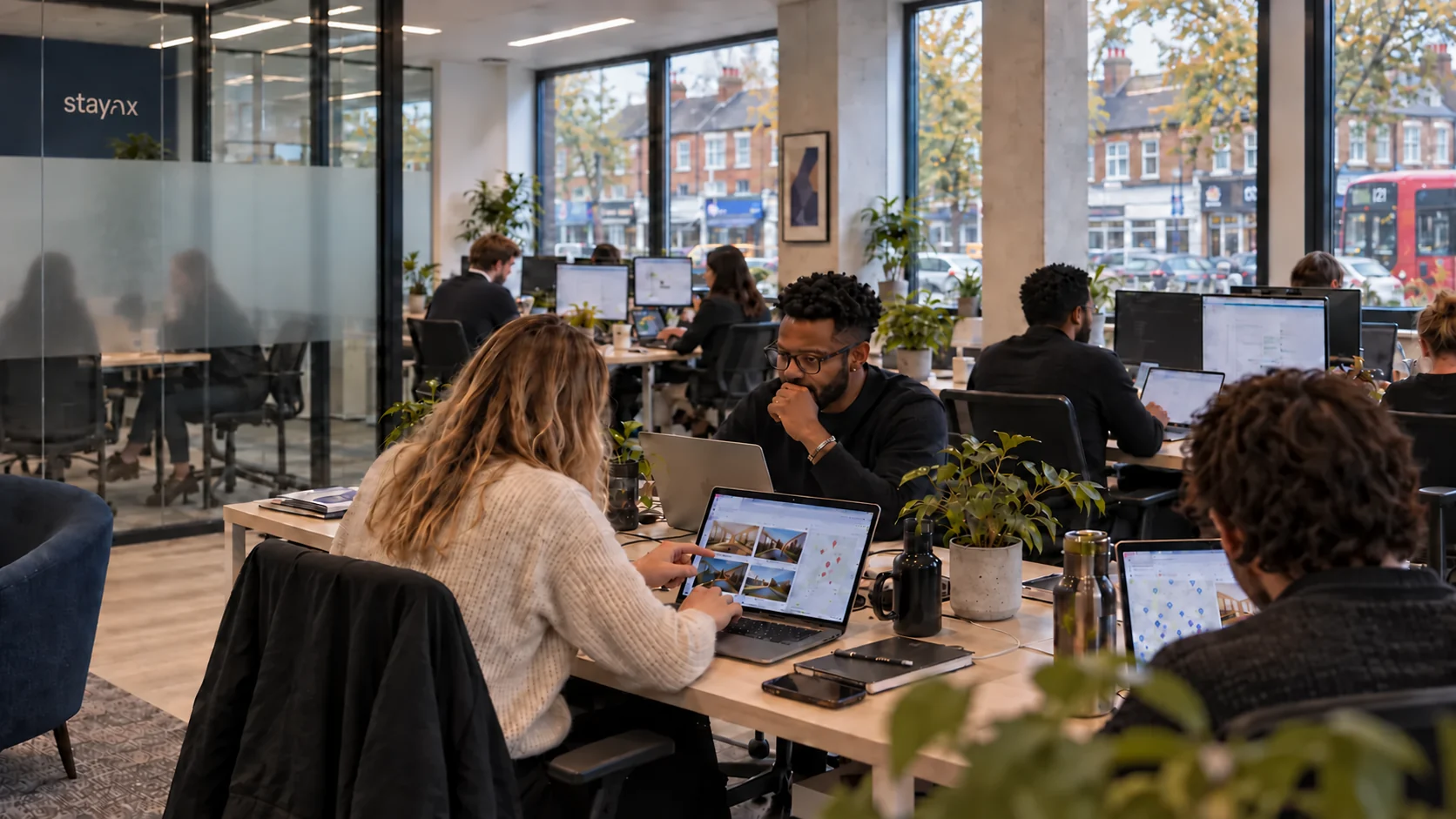 Il team Stayax al lavoro insieme nello spazio condiviso dell’ufficio di Londra